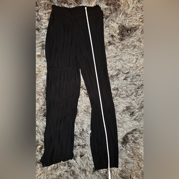 Elegant Black Pleated Pants - Picture 7 of 8